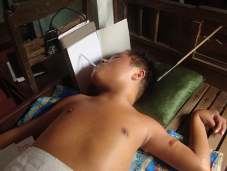 Từ việc bấm điện thoại, điều khiển tivi hay vẽ tranh đều bằng miệng