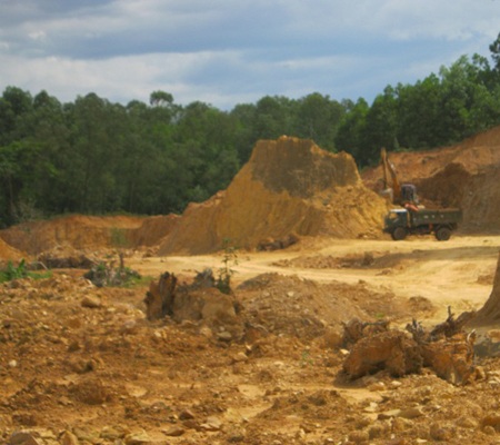 Hà Tĩnh: Bát nháo nạn khai thác đất trái phép - 2 Hoạt động khai thác trái phép nhưng không có sự can thiệp nào từ chính quyền địa phương