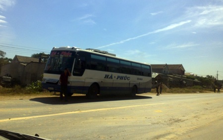 Nhà xe chờ cả tiếng đồng hồ để truy đuổi hành khách nhảy xe