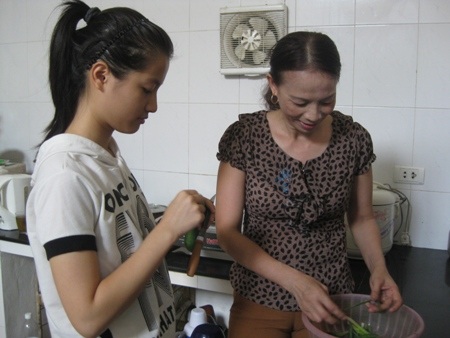 Nấu ăn với mẹ là công việc yêu thích của tân thủ khoa những lúc rãnh rỗi