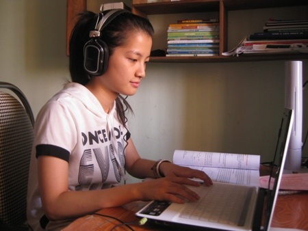 Quỳnh thường luyện nghe qua băng cassette hoặc máy tính