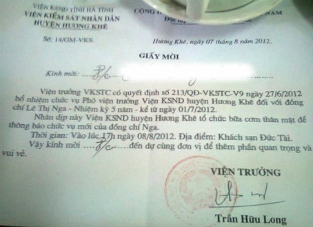 Sẽ kiểm điểm việc tổ chức tiệc thông báo chức vụ tại khách sạn - 1 Giấy mời dự tiệc thông báo chức vụ tại khách sạn của VKSND huyện Hương Khê