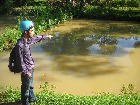 Hiện trường nơi em Trinh ngã xuống ao chết đuối