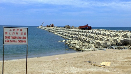 Cận cảnh đại công trường xây dựng cảng nước sâu Sơn Dương - 15 Một cầu cảng đang được xây dựng