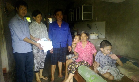 PV Dân trí trao số tiền 2,300,000 đồng cho gia đình anh Lê Văn Dũng...