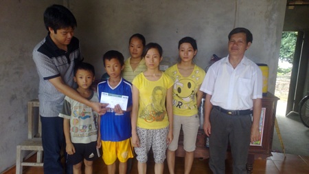 ... và trao 2,800,000 đồng cho 5 chị em Dương Thị Lương