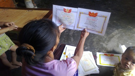 Em Nguyễn Thị Anh, bị cán bộ xã Cẩm Sơn từ chối xác nhận hồ sơ vì không có giấy tiêm phòng.