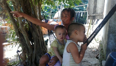 Chi chít các khoản đóng góp cho xã, xóm mà gia đình chị Tứ anh Vinh phải đóng đậu hàng năm