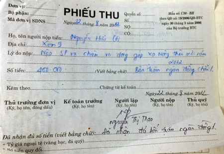 Em Nguyễn Thị Anh, bị cán bộ xã Cẩm Sơn từ chối xác nhận hồ sơ vì không có giấy tiêm phòng.