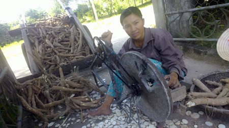 Kinh tế khó khăn nhưng gia đình chị Tứ cũng như nhiều hộ khác phải đóng nhiều khoản phí, quỹ vô lý.