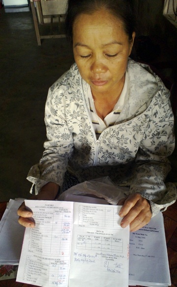 Em Nguyễn Thị Anh, bị cán bộ xã Cẩm Sơn từ chối xác nhận hồ sơ vì không có giấy tiêm phòng.