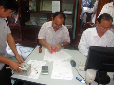 Bàn giao 4 “chúa tể rừng xanh” cho trung tâm cứu hộ động vật hoang dã - 1 Tiến hành thủ tục bàn giao và tiếp nhận 4 cá thể hổ
