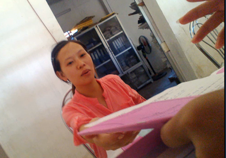 Em Nguyễn Thị Anh, bị cán bộ xã Cẩm Sơn từ chối xác nhận hồ sơ vì không có giấy tiêm phòng.