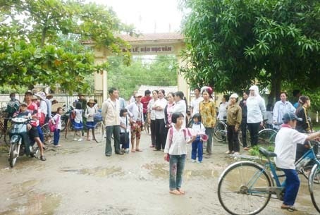 Phản đối sáp nhập trường, phụ huynh không cho con em đi học - 1 Phản đối sáp nhập trường, phụ huynh không cho con em đi học