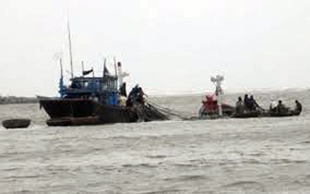 Tàu nước ngoài lai dắt thành công 3 tàu Việt gặp nạn - 1 Một tàu gặp nạn được lai dắt vào bờ (ảnh minh họa )