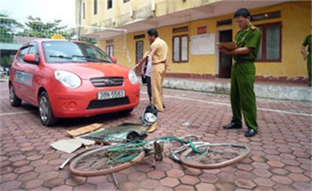 Tài xế taxi tông chết người rồi bỏ trốn - 1 Chiếc xe do Xuân điều khiển đã bị công an tạm giữ phục vụ công tác điều tra (ảnh: MH)