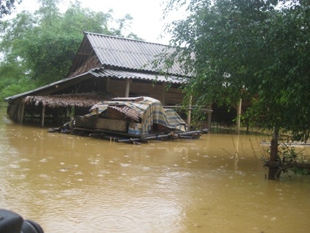Mưa lũ nhấn chìm nhiều tuyến đường, cô lập hàng nghìn hộ dân - 13 Hàng chục hộ dân chìm trong biển nước