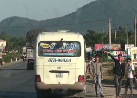 Đang dừng đón khách, chiếc xe bất ngờ rẽ sang trái để chèn không cho xe buýt đi sau vượt lên