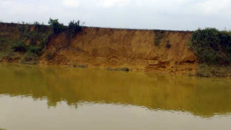 Một đoạn bờ sông Ngàn Sâu chảy qua xóm 6 xã Hà Linh bị sụp đổ do khai thác cát trái phép
