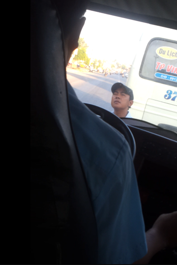 Tên lơ xe không ngừng quát nạt, đe dọa tài xế