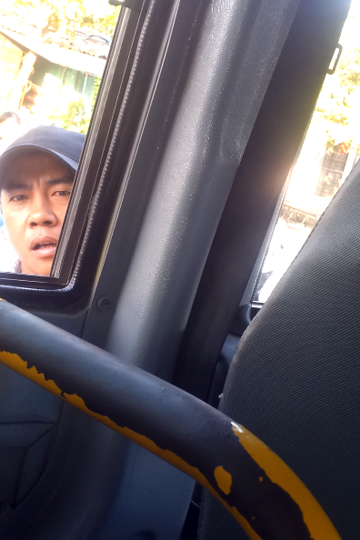  và ngang nhiên mở cửa xe buýt quát nạt phóng viên ghi hình