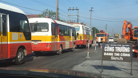 Để tránh bị đánh đập, ném xe tài xế chỉ biết im lặng đóng cửa xe chờ đợi những tên côn đồ bỏ đi