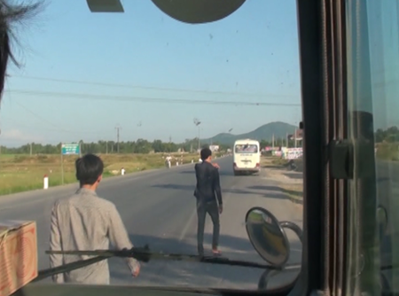 Để tránh bị đánh đập, ném xe tài xế chỉ biết im lặng đóng cửa xe chờ đợi những tên côn đồ bỏ đi