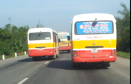 3 chiếc xe vì vậy cứ dàn hàng ngang, hàng dọc trên đường.