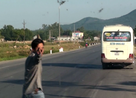 Một tên khác chỉ tay đe dọa