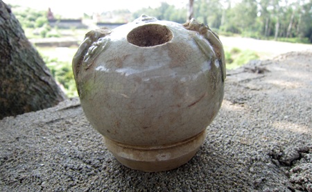 Một bình gốm bị sứt quai, nhưng vẫn còn có thể sử dụng được