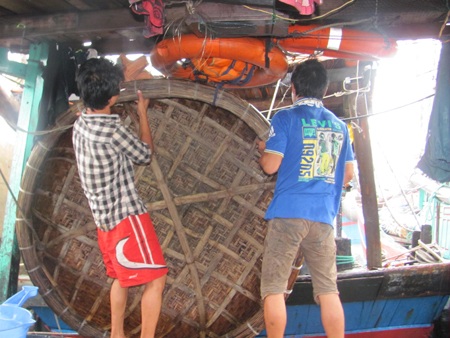 Ngư dân Thạch Kim chằng néo tàu thuyền đối phó bão số 8