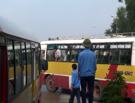 Để tránh bị đánh đập, ném xe tài xế chỉ biết im lặng đóng cửa xe chờ đợi những tên côn đồ bỏ đi