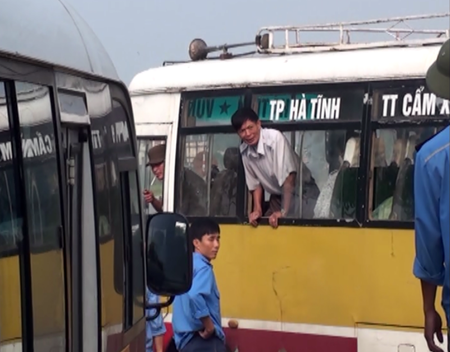 Hai cha con ông T. (2 người trên xe buýt) trong vụ gây náo loạn Trạm thu phí Sông Rác sáng 15/10.