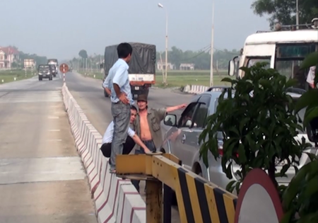 Để tránh bị đánh đập, ném xe tài xế chỉ biết im lặng đóng cửa xe chờ đợi những tên côn đồ bỏ đi