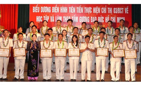 Vinh danh nhiều tập thể, cá nhân noi gương đạo đức Hồ Chí Minh - 1 Vinh danh nhiều tập thể, cá nhân noi gương đạo đức Hồ Chí Minh