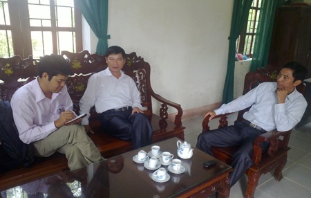 Chấm dứt cuộc sống neo đơn của người vợ thương binh 91 tuổi - 1 PV Dân trí làm việc với Bí thư, Chủ tịch xã Sơn Trường sáng ngày 20/11