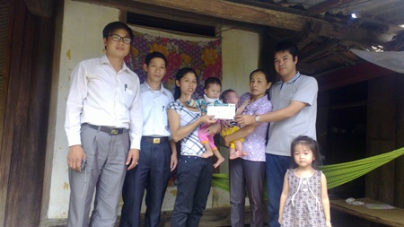 PV Báo Dân trí cùng chính quyền địa phương trao quà cho bé Anh Huân