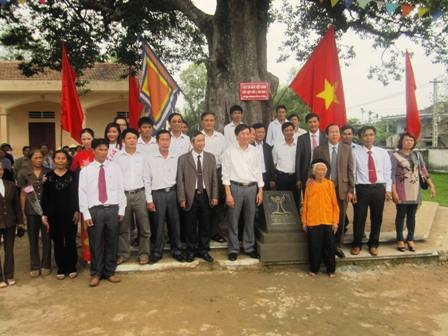 Chụp ảnh lưu niệm bên Cây Di sản