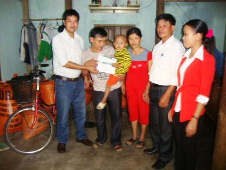 PV Dân trí trao cùng Phó Chủ tịch UBND xã Thạch Xuân trao quà cho bé Nhật Long