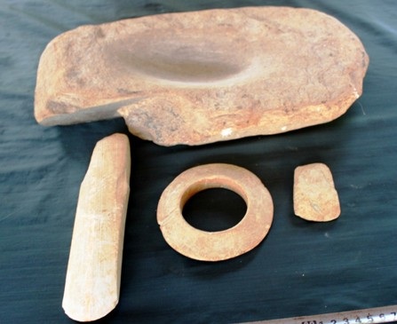 Nhóm hiện vật bằng đá được chế tác bằng chất liệu đá thạch anh