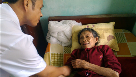 Ngày về “nhà mới” của vợ thương binh 91 tuổi neo đơn - 2 Vừa về nhà mới cụ Huệ được những người bạn mới ở trung tâm chia sẻ, động viên