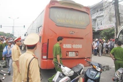 Chiếc xe khách bị lực lượng công an Hà Tĩnh bắt giữ (ảnh: Quang Sáng)
