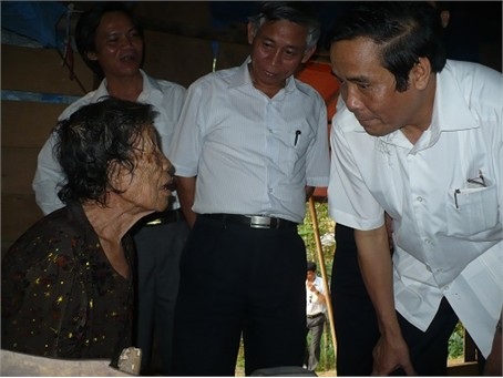 Chấm dứt cuộc sống neo đơn của người vợ thương binh 91 tuổi - 4 Đường vào nhà cụ Huệ đã được chính quyền, người dân xóm 7 xã Sơn Trường phát quang, quét dọn