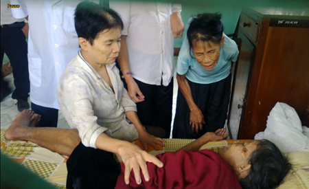 Ngày về “nhà mới” của vợ thương binh 91 tuổi neo đơn - 1 Vừa về nhà mới cụ Huệ được những người bạn mới ở trung tâm chia sẻ, động viên