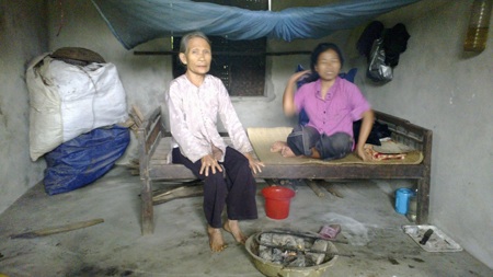 Số phận hẩm hiu của mẹ già tuổi "cổ lai hy" - 1 Cụ Nghịa 70 tuổi, ốm yếu thường xuyên, nhưng đang phản khốn khổ nuôi con gái điên dại