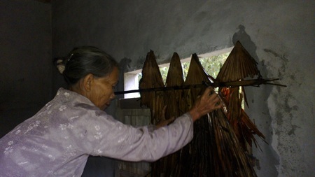 Số phận hẩm hiu của mẹ già tuổi "cổ lai hy" - 3 Cụ Nghịa dắm dói cửa sổ tránh mưa gió thổi vào để lo cho con giấc ngủ bình yên