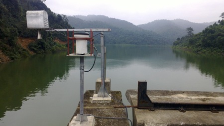 Thiết bị quan trắc cảnh báo lũ được lắp đặt ngay tại thân đập thuỷ của nhà máy