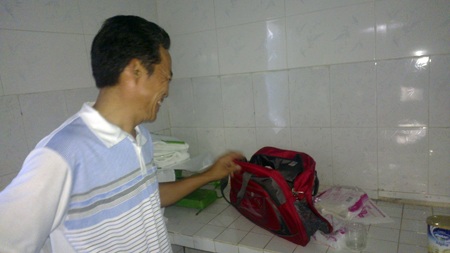 Bé gái sơ sinh bị bỏ rơi tại ngã ba đường - 1 Chiếc túi xách màu đỏ có bé gái bên trong