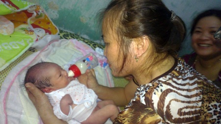 Bé gái sơ sinh bị bỏ rơi tại ngã ba đường - 2 Bé gái dễ thương và khỏe mạnh, bú sữa ngon lành sau khi được sơ cứu, tắm rửa