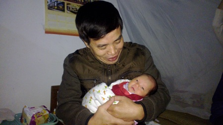 Bé gái sơ sinh trong vòng tay ấm áp của Giám đốc Làng trẻ em mồ côi Hà Tĩnh